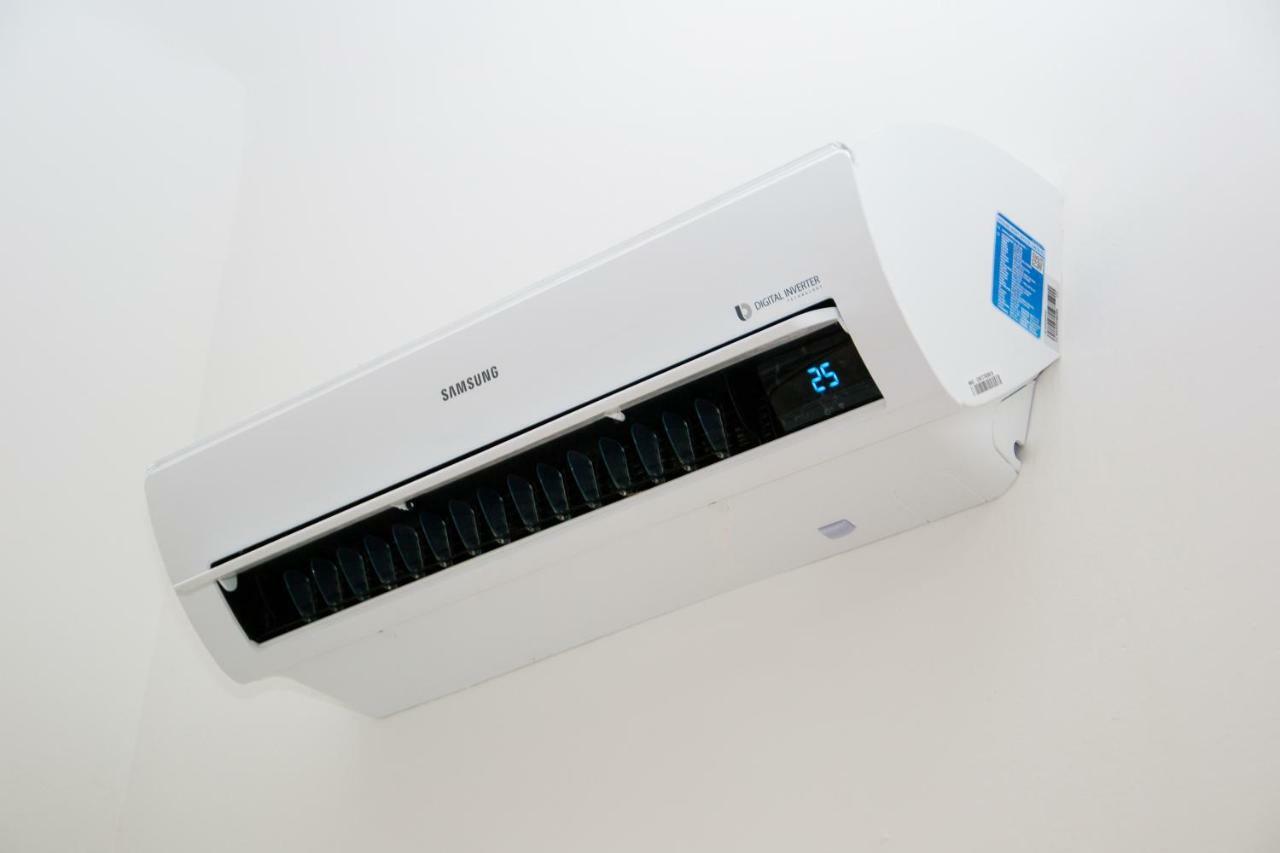 Sunny Aircon In The Centre Of